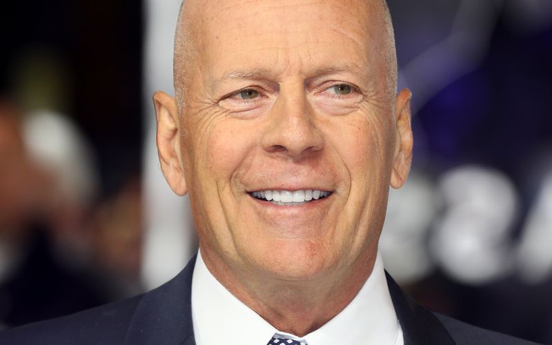 Nachdem Bruce Willis ohne Maske eine Apotheke betrat, wurde er von einem Mitarbeiter aufgefordert, das Geschäft zu verlassen.