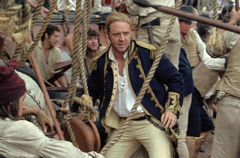 Kapitän Jack Aubrey (Russell Crowe, Mitte) nimmt die Verfolgung eines französischen Kriegsschiffes auf. 