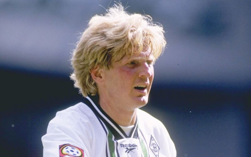 Stefan Effenberg im Dress von Borussia Mönchengladbach, 1996. Ja, so sah man damals noch aus als Fußballer, und das war völlig normal. Sehen Sie in der Galerie weitere Spieler, bei denen nur die Leistung auf dem Platz und ganz sicher nicht die Frisur zählte.