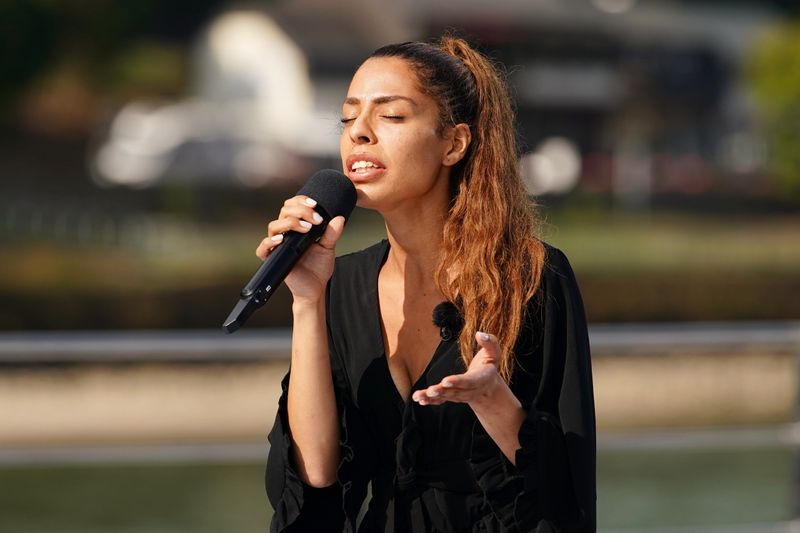 "Für mich ist die Musik eine Leidenschaft vom Herzen!" Die 29-jährige Wolfsburgerin Jessica de Freitas Soares hat ambitionierte Pläne und versucht, sie durch ein Gesangsstudium zu verwirklichen. Was sie dann darbietet, macht die Jury fassungslos. 