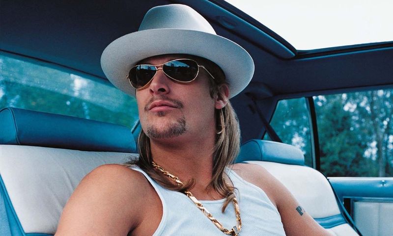 Haben Sie ihn erkannt? Auf diesem Bild sehen sie Robert James Ritchie, das ist der bürgerliche Name von Kid Rock. Und nicht nur er, auch zahlreiche andere Musikstars legten sich einen Künstlernamen zu, wie unsere Bildergalerie zeigt ...