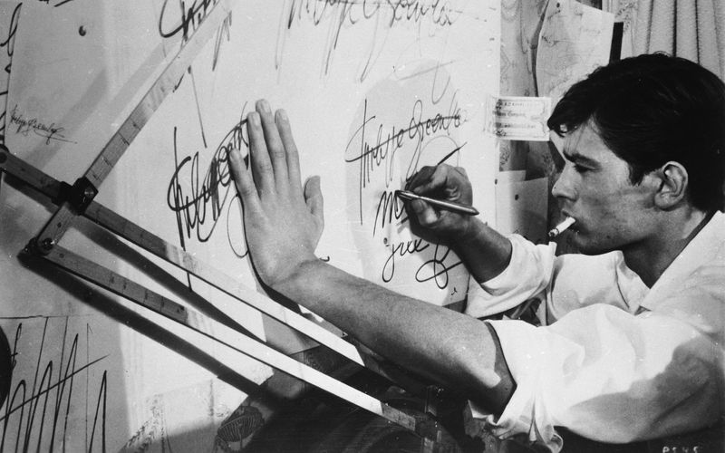 Der erste, der den charmanten Verbrecher Tom Ripley verkörpern durfte, war der französische Schauspieler Alain Delon. "Nur die Sonne war Zeuge" erschien 1960 und beruht auf Highsmiths Roman "Der talentierte Mr. Ripley".