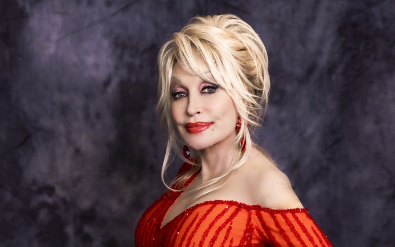 Charmant, bodenständig, irgendwie auch zeitlos - oder könnten Sie sagen, wie alt Dolly Parton auf diesem Bild wohl ist? Nun jedenfalls wird die ewige Country-Ikone 75 Jahre alt (19. Januar). Anlässlich des Geburtstags blickt die Galerie hinter die Fassade aus gigantischen Frisuren und Make-up: Diese 15 Dinge wussten Sie bestimmt noch nicht über Dolly Parton!