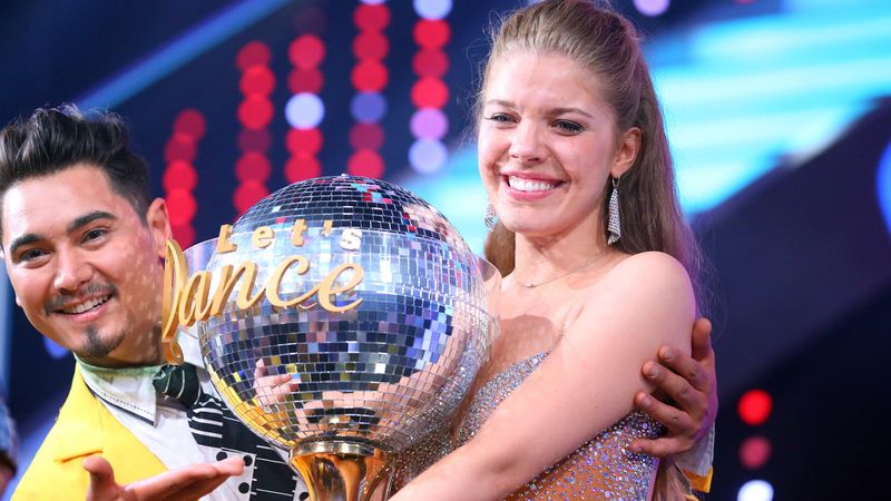 Victoria Swarovski strahlte, als sie 2016 "Dancing Star"-Pokal erhielt. Aber welche Stars bewiesen ebenfalls ausgeprägtes Tanztalent?