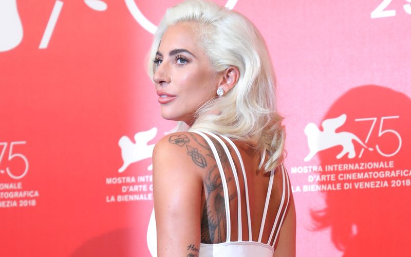 Sie zeigt gerne, was sie hat: Lady Gaga ist eine von vielen Prominenten, die aufsehenerregende Tattoos haben. Von subtil bis ausufernd: Die Galerie zeigt die schönsten und skurrilsten Körper-Kunstwerke der Stars.
