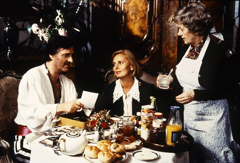 So viel Charme auf einmal: Vom Faschingsfieber erfasst, freut sich "Monaco Franze" (Helmut Fischer) darauf, die Bälle als Seeräuber unsicher zu machen. Seiner Gattin Annette (Ruth Maria Kubitschek, Mitte) sind solche Veranstaltungen eher suspekt. Gut, dass Haushälterin Irmgard (Erni Singerl) nach turbulenten Nächten stets mit der nötigen Medizin zur Stelle ist. Die Folge "Der Herr der sieben Meere" ist am Faschingsdienstag, 4. März, im BR zu sehen. 