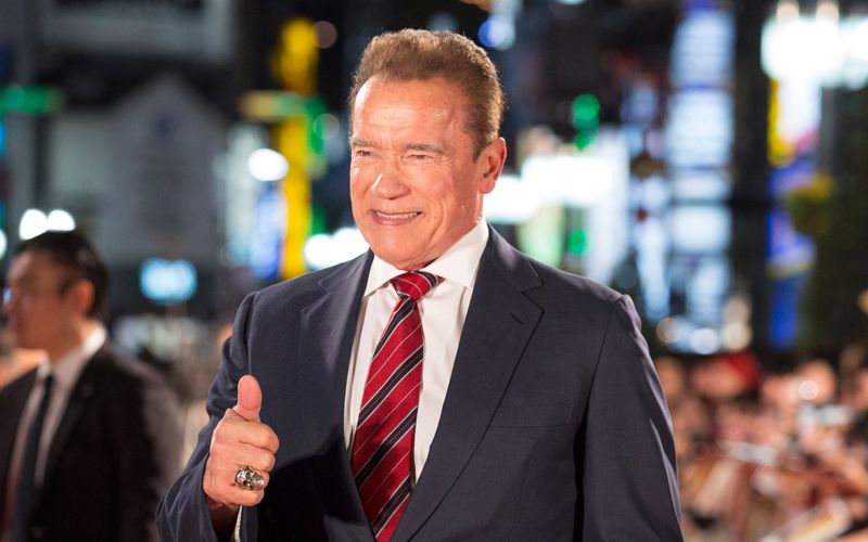 Daumen hoch: Arnold Schwarzenegger hat Werbung für die Corona-Impfung gemacht. Auch dem Hollywood-Star selbst wurde das Vakzin schon verabreicht.