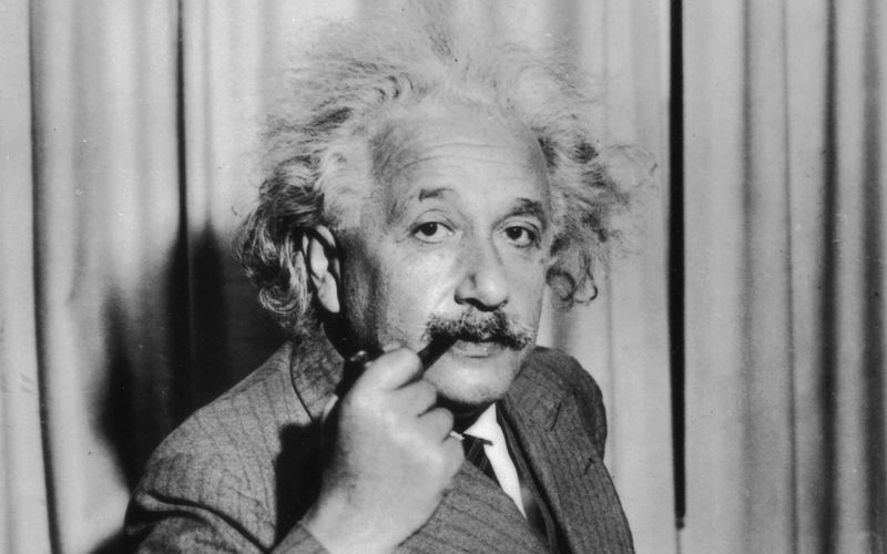 Hätten Sie es gewusst? Albert Einstein, der am 18. April vor 70 Jahren starb, hinterließ der Welt nicht nur die Relativitätstheorie, sondern auch eine durchaus skurrile Erfindung. Wir zeigen in der Galerie, welche anderen Promis mit ihren Produkt-Ideen überraschten und wem gar posthum noch eine zweite Karriere als Erfinder vergönnt war ...  