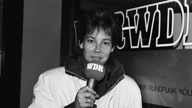 Lange ist es her: Sabine Töpperwien bei einem Interview 1989. Sie war die erste Frau in Deutschland, die ein Fußballspiel live im Fernsehen kommentierte.