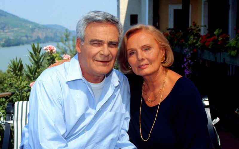 Mit Ruth-Maria Kubitschek spielte Karl-Heinz Vosgerau 1996 in der ZDF-Serie "Spiel des Lebens". 