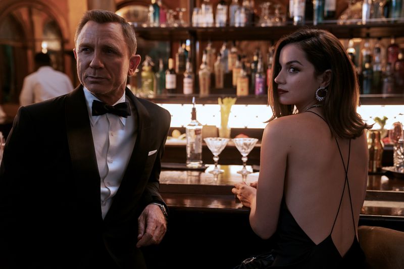 Was besprechen James Bond (Daniel Craig) und Paloma (Ana de Armas) in dieser schicken Bar? Man weiß es frühestens ab Oktober.