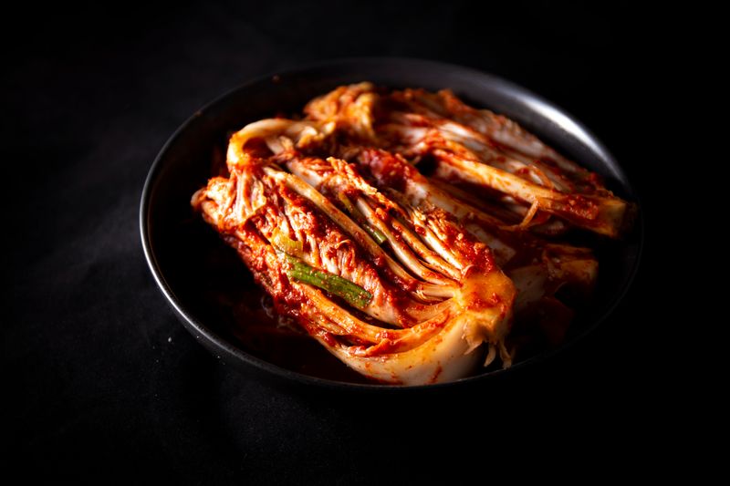 Rohes Kimchi zählt zu den gesündesten Lebensmitteln. Denn durch die Fermentierung werden Milchsäurebakterien und Enzyme aktiviert, die die Darmflora und somit auch das Immunsystem stärken. Die Verdauung und auch Magen-Darm-Probleme werden mit regelmäßigem Verzehr von Kimchi unterstützt. Zudem ist Kimchi reich an Vitaminen und Mineralstoffen. Doch wie macht man Kimchi selbst?
