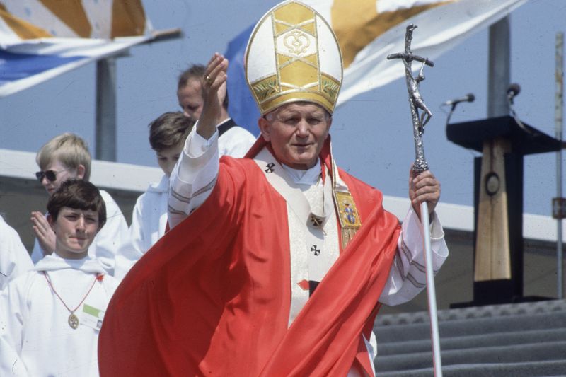 Johannes Paul II. in Coventry: Der Papst vertrat konservative Ansichten. Er war aufgrund seiner Nahbarkeit und welteiten Präsenz durchaus beliebt.