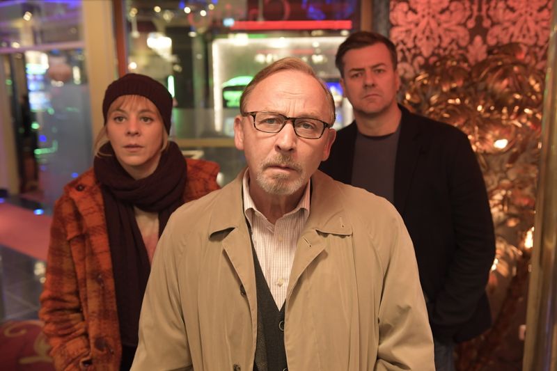 In der Spielhalle "Nevada" gehen die Kommissare Ludwig Schaller (Alexander Held, Mitte), Angelika Flierl (Bernadette Heerwagen) und Harald Neuhauser (Marcus Mittermeier) der Spur eines vom Paten verdingten Doppelgängers nach.