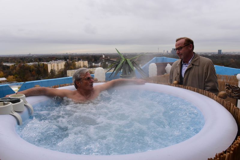 Im Whirlpool über den Dächern von München empfängt Ex-Pate Gustav Schmidinger (Martin Umbach, links) Ludwig Schaller (Alexander Held) zur Befragung. Schaller vermutet, dass er selbst Opfer eines Mordes sein sollte.