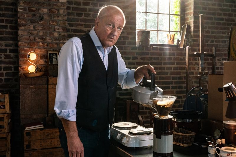 Wilsbergs (Leonard Lansink) Übergangswohnung ist nach einem Wassereinbruch im Antiquariat eine alte Halle, die er notdürftig eingerichtet hat. In der improvisierten Küche darf natürlich der Kaffeefilter nicht fehlen. 
