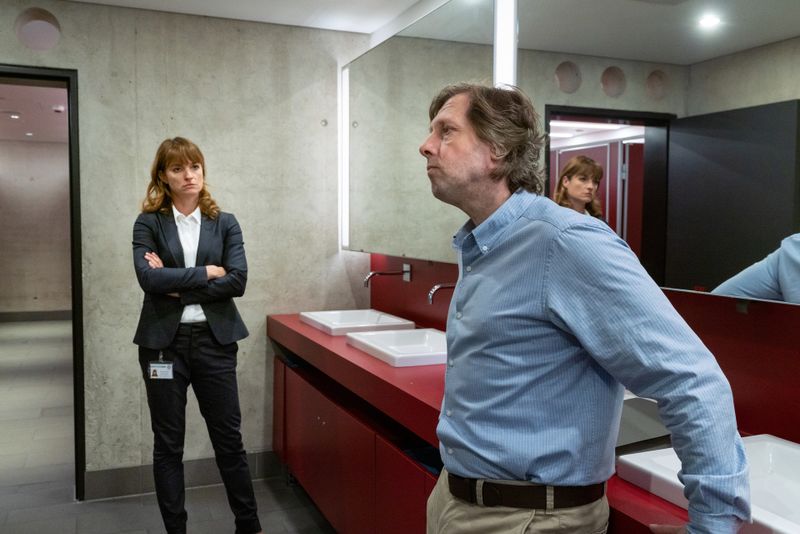 Alex (Ina Paule Klink) ist sauer auf Ekki (Oliver Korittke), weil der sich von Wilsberg für eine Recherche hat einspannen lassen.