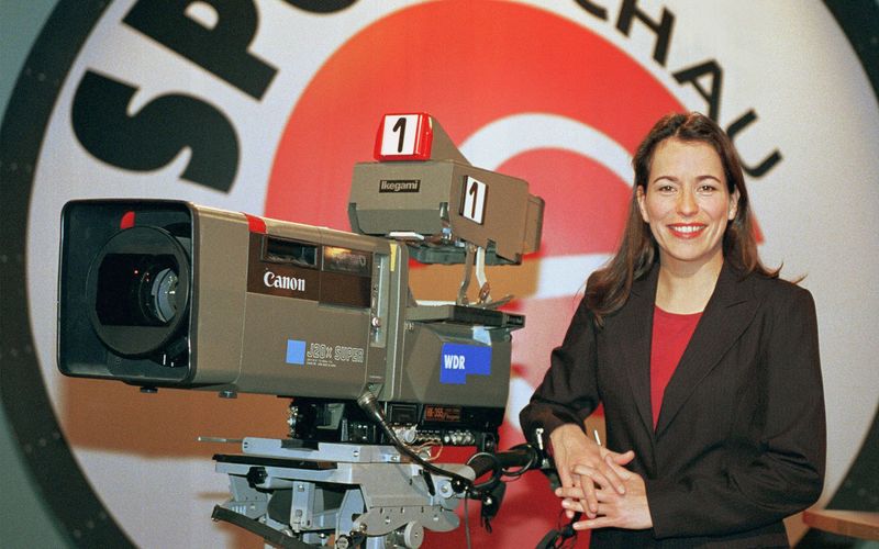 1999 schrieb Anne Will Fernsehgeschichte: Sie war die erste Frau, die die "ARD"-Sportschau moderierte.