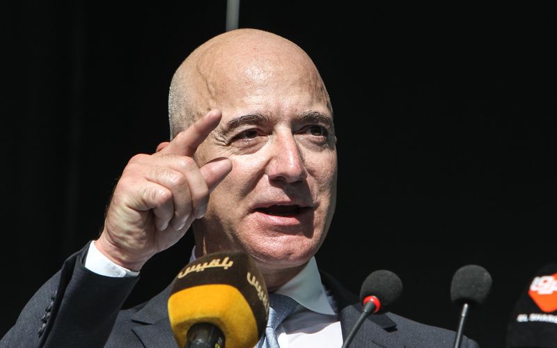 Amazon-Gründer Jeff Bezos verzichtet zum dritten Quartal 2021 auf seinen Posten als CEO des Onlineversandhändlers und orientiert sich neu. Auf ihn verzichten muss Amazon allerdings nicht.