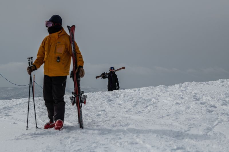 Wer in dieser Saison Skifahren wollte, musste oft selbst auf die Berge steigen - weil viele Lifte nicht in Betrieb waren.