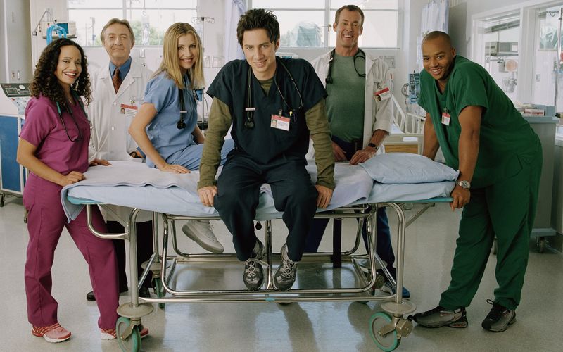 Als tollpatschiger Tagträumer Dr. John Dorian in der Krankenhaus-Comedy "Scrubs - Die Anfänger" schrieb Zach Braff Sitcom-Geschichte. Anlässlich des 50. Geburtstags des Schauspielers verrät die Galerie, welche Serien sonst noch mit einer Mischung aus skurrilen Figuren, witzigen Slapstickeinlagen und Fremdschämhumor Zuschauerinnen und Zuschauer begeisterten.