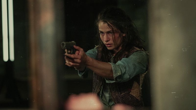 Lliv (Henriette Confurius) kommt eigentlich von der Armbrust, aber im Notfall tut es auch eine Feuerwaffe.