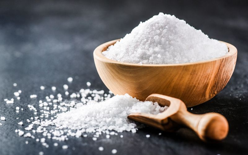 Salz verleiht selbst den fadesten Mahlzeiten Geschmack. Doch das ist längst nicht alles! Auch im Haushalt oder bei der Körperpflege kann Salz so einiges. Wir zeigen Ihnen, wie Sie den Alleskönner am besten einsetzen. 