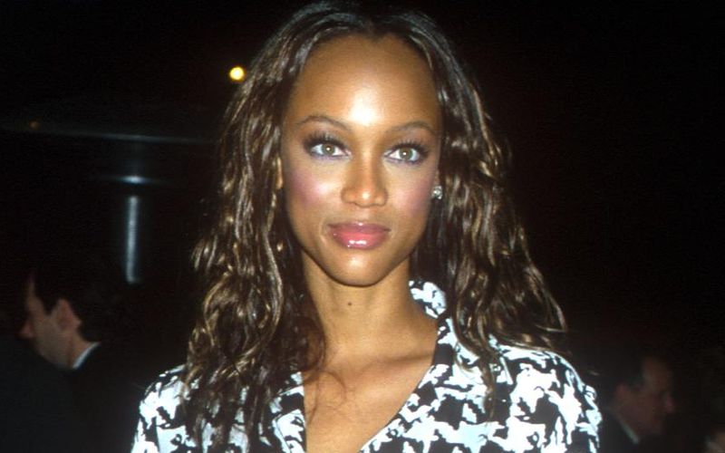 Mit zarten 17 Jahren brach die Kalifornierin die Schule ab, um die Pariser Modewelt im Sturm zu erobern. Tyra Banks modelte für Dior, Dolce & Gabbana und Victoria's Secret. Das US-amerikanische "People Magazine" wählte Tyra 1994 und 1996 unter die "50 schönsten Menschen der Welt", 1997 wurde die US-Amerikanerin zum "Supermodel of the Year" gekürt. 