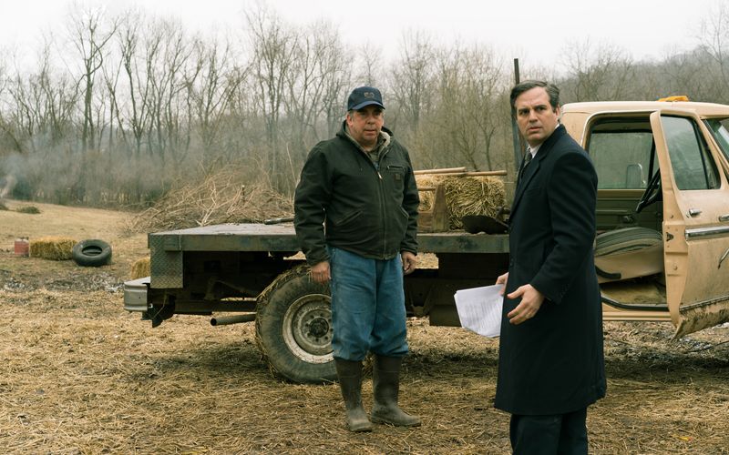 Farmer Wilbur Tennant (Bill Camp, links) zeigt dem zunächst skeptischen Anwalt Rob Bilott (Mark Ruffalo), welche Auswirkungen die giftigen Abwässer auf seine Tiere haben.