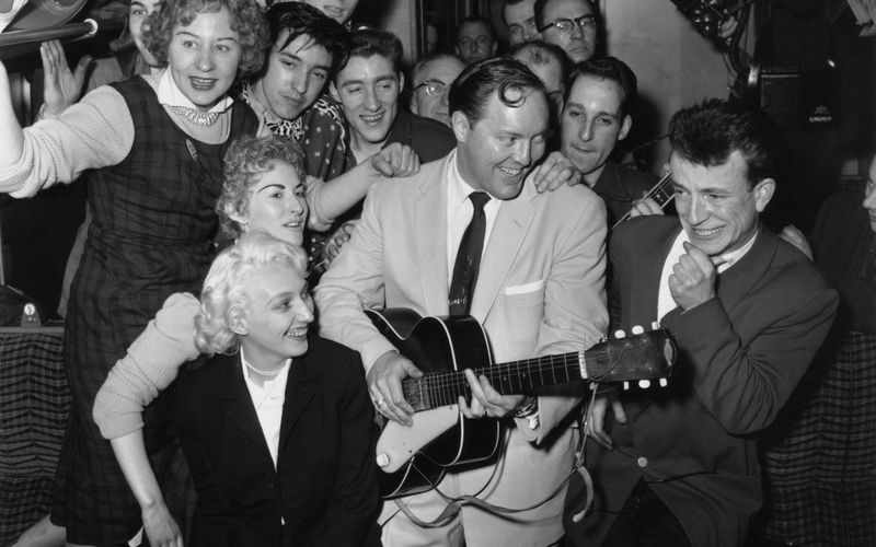 Nach "Rock Around The Clock" hatte Bill Haley einige weitere Gassenhauer, etwa "See You Later Alligator" und "Shake, Rattle & Roll". Insgesamt verkaufte er über 60 Millionen Platten. Nach einem zweiten Karriere-Hoch in den 60er-Jahren starb Haley 1981 in Texas mutmaßlich an einem Herzinfarkt - er wurde nur 55 Jahre alt. 
