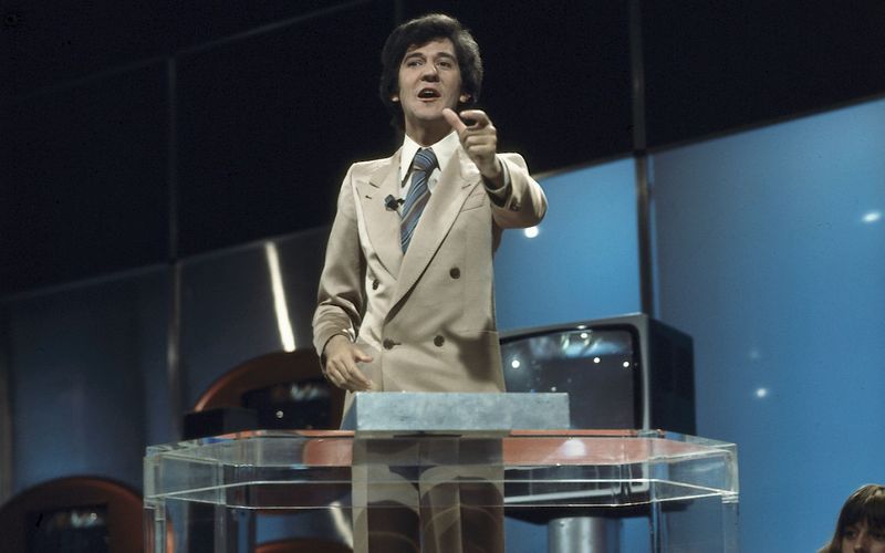 Zweireiher, Krawatte, weißes Hemd: Ila Richter prägte "disco", die erfolgreichste Musiksendung der 70er-Jahre, auf seine Weise. Der Moderator avancierte zu einem Superstar seiner Zeit.