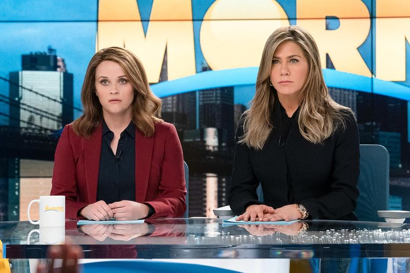 Was spielt sich eigentlich hinter den Kulissen des amerikanischen Frühstück-Fernsehens ab? Diese spannende Frage stellt das bissige Drama "The Morning Show". Die Serie nimmt Journalisten in den Fokus, die sich mit ihrem fehlgeleiteten Streben nach Macht gegenseitig auszubooten versuchen. Mittendrin: Bradley Jackson (Reese Witherspoon, links) und Alex Levy (Jennifer Aniston).