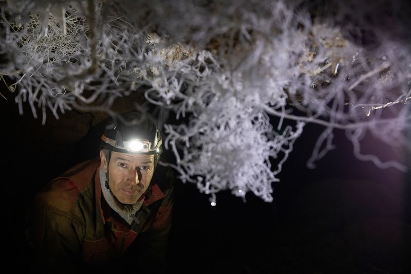 Erst 2019 wurde die größte sogenannte "Eisblüte" Europas in einer Höhle in Nordrhein-Westfalen entdeckt. Dirk Steffens ist einer der wenigen, die dieses Phänomen begutachten dürfen.