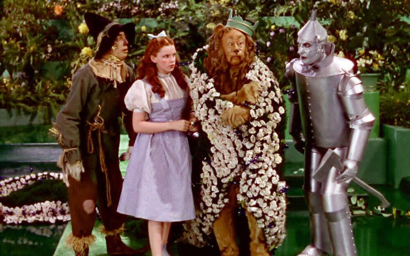 Die damals 17-jährige Judy Garland spielte sich als Dorothy, ein einfaches Mädchen aus Kansas, in "Der Zauberer von Oz" (1939) in die Herzen der Zuschauer. Jetzt soll eine neue Filmadaption des Kinderbuchklassikers entstehen.