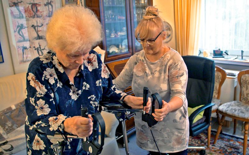 Die ARD-Dokumentation begleitet die Seniorin Erika Sebaldt (links), die ihren Alltag mit der Hilfe einer polnischen Pflegerin bestreitet.