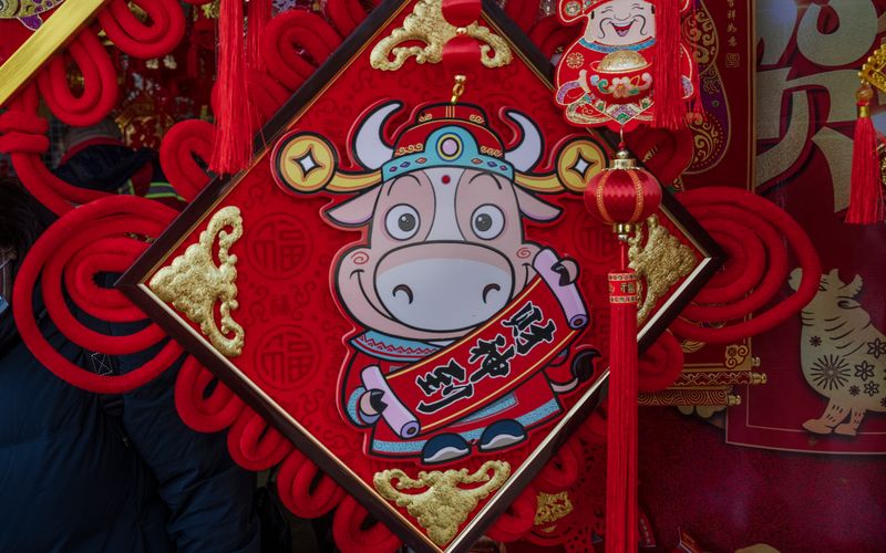 Auf die Ratte folgt der Büffel: Am 12. Februar startet China mit dem Frühlingsfest ins neue Jahr. Warum Böller an diesem Tag eine wichtige Rolle spielen, was zum Neujahrsfest auf den Teller kommt - und warum Chinesen zweimal im Jahr Geburtstag feiern können, verraten wir Ihnen hier.