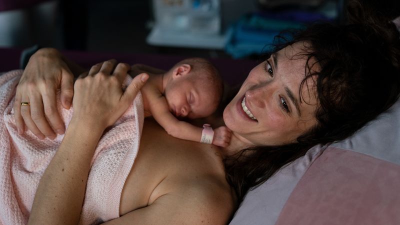 Friederike Becht spielt im ZDF-Drama "Plötzlich so still" eine junge Mutter, deren Baby am Plötzlichen Kindstod stibt. Die Schauspielerin hat selbst zwei Kinder im Alter von vier und acht Jahren. Wie hält man eine solche Rolle aus?