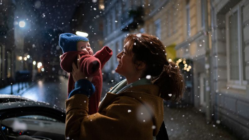 Anrührendes, aber auch an die Nieren gehendes Drama "Plötzlich so still": Eva (Friederike Becht) freut sich mit ihrer neugeborenen Tochter Sarah über den ersten Schnee.