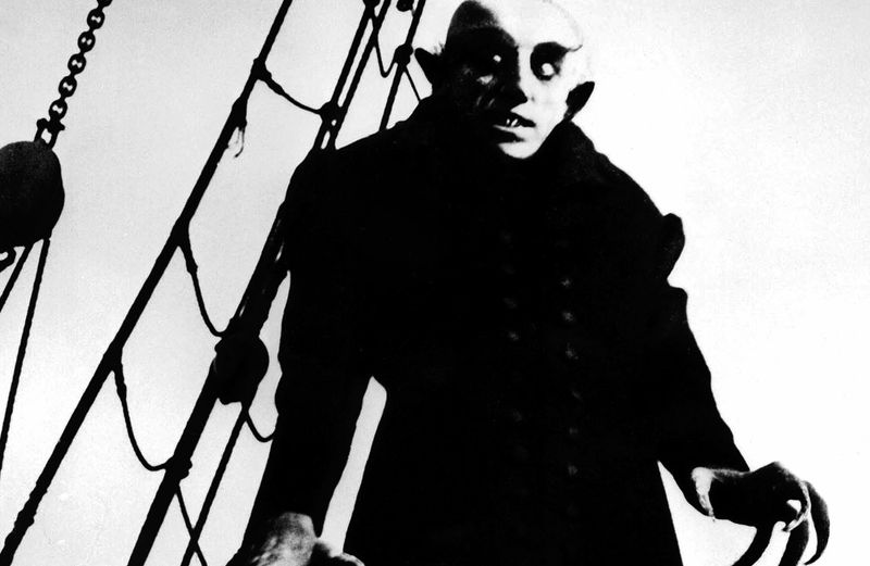 Das nennt man glaubwürdige Darstellung: Hartnäckig hielten sich damals die Gerüchte, dass Max Schreck den Blutsauger in "Nosferatu - Eine Symphonie des Grauens" (1922) nicht nur spielte, sondern dass er tatsächlich einer sei. Fest steht, dass der Darsteller unsterblich geworden ist: als Ur-Vampir der Filmgeschichte. Abseits der Horror-Norm bewegte er sich dabei quasi automatisch - "Nosferatu" gilt als einer der allerersten Gruselfilme.