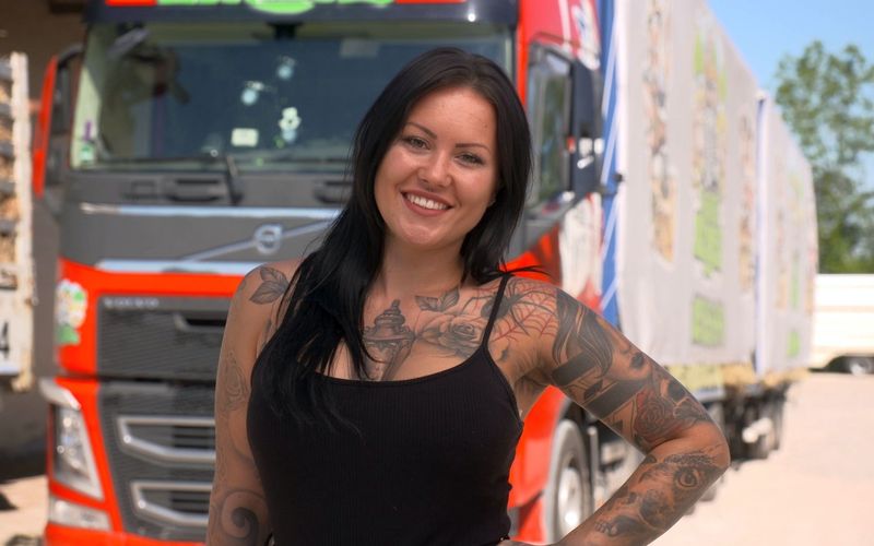 Zeitgeisterfahrerinnen mit 400 PS: Die "Trucker Babes" sind bei kabel eins in der Erfolgsspur. Dazu gehört auch Gina, die Heu und Stroh durch Süddeutschland und Tirol fährt.