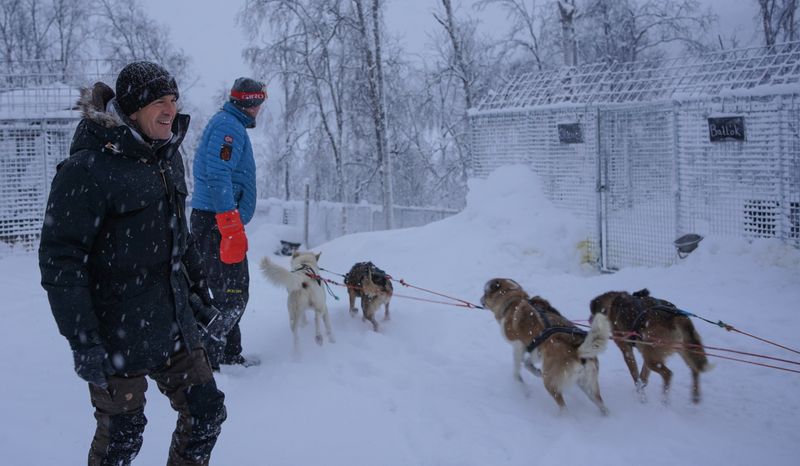 Unterwegs mit dem Hundeschlitten: In seiner Reportage zeigt Markus Lanz (links), die Pandemie auch den Tourismus in Schweden beeinträchtigt. 
