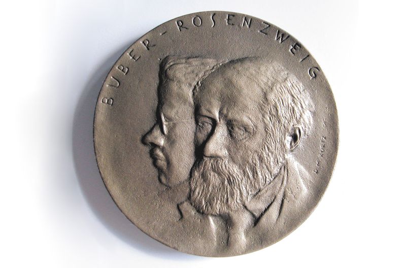 Die Medaille erinnert an die jüdischen Philosophen und Pädagogen Martin Buber und Franz Rosenzweig.