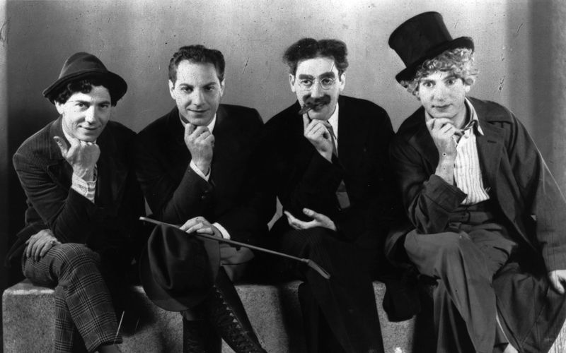 Am 25. Februar vor 120 Jahren wurde Zeppo Marx (zweiter von links) geboren, einer der vier Marx Brothers. Leinwandkomiker wie er bringen uns zum Lachen, zum Brüllen und manchmal auch zum Weinen. Wir stellen Ihnen die 25 Größten ihres Faches vor - von der Stummfilmzeit bis heute.