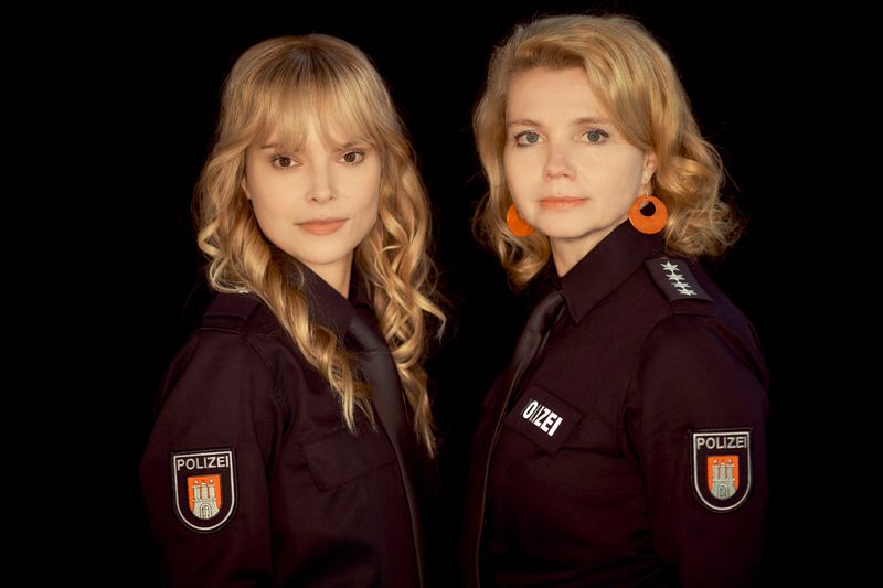 Blond und dunkelblau auf der Polizei-Leitstelle: Annette Frier (rechts) spielt eine erfahrene Polizistin, Maike Jüttendonk ihre noch ziemlich neue Kollegin. 
