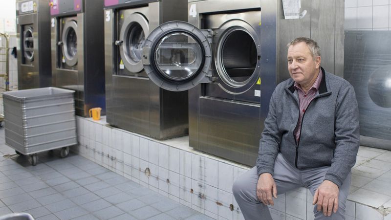 Lutz Hausmann wirkt abkämpft: Er weiß noch nicht, ob er seinen kleinen Wäscherei-Betrieb durch die schwerste Wirtschaftskrise der Nachkriegszeit steuern kann.