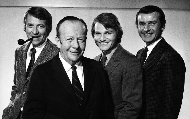 darf beim Thema ZDF-Kultkrimi nicht fehlen: Erik Ode (zweiter von links) als "Der Kommissar" Herbert Keller, hier mit den Kollegen Grabert (Günther Schramm, links), Keller (Erik Ode), Klein (Fritz Wepper, zweiter von rechts) und Heines (Reinhard Glemnitz).