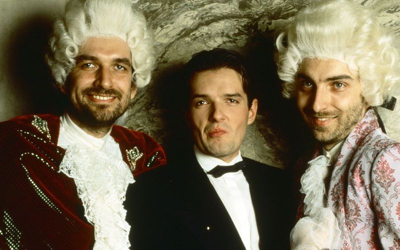 Falcos größten Hit kann auch heute noch jedes Kind trällern. Selbst den US-Amerikanern ist er ein Begriff. Am 29. März stieg der Song auf Platz eins der Billboard-
Charts ein. Bis heute ein einmaliger Erfolg für ein deutschsprachiges Lied.