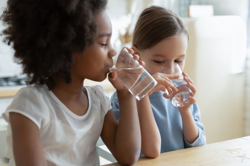 Bei Flüssigkeitsmangel können erste Symptome wie Müdigkeit, trockene Augen und Haut sowie Kopfschmerzen auftreten. Nur wer genug Wasser trinkt, regt die Stoffwechselvorgänge im Körper an und erhält automatisch mehr Energie. Auch die Gelenke, Knochen und Muskeln müssen täglich mit Wasser versorgt werden, um Gelenkschmerzen, Knochenschwund oder Krämpfen vorzubeugen.