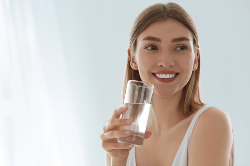 Laut der Deutschen Gesellschaft für Ernährung sollte ein Erwachsener etwa 1,5 Liter Wasser am Tag trinken, besser sogar mehr. Bei einem täglichen Wasserkonsum von 2 bis 3 Litern wird der Körper mit ausreichend Flüssigkeit versorgt. Denn wer langfristig zu wenig trinkt, muss mit schweren Folgen wie Osteoporose rechnen, da sich der Körper Wasser sogar aus den Knochen zieht.