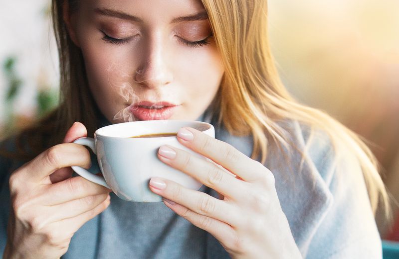 Mit der ersten Tasse Kaffee sollten Sie morgens lieber noch eine Stunde warten, ansonsten schadet sie mehr, als sie nützt.